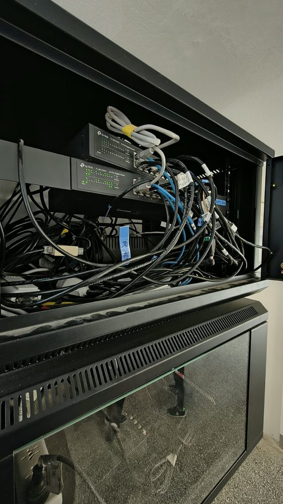 Switches de 24 puertos en gabinete de pared